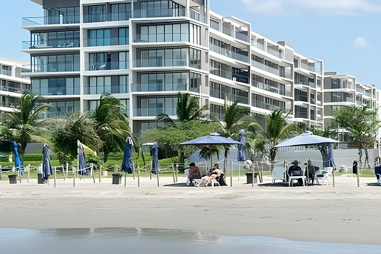 Disfrutar con elegancia, confort y acceso al mar.